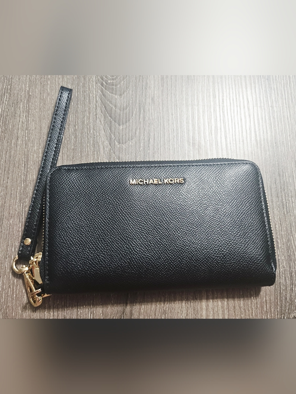 NWT Authentic Michael Kors Leather LG Smartphone Wristlet Wallet Black/Gold